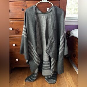 BB Dakota Women's Reversible Shawl Poncho Wrap Travel Striped Gray Tones Cozy